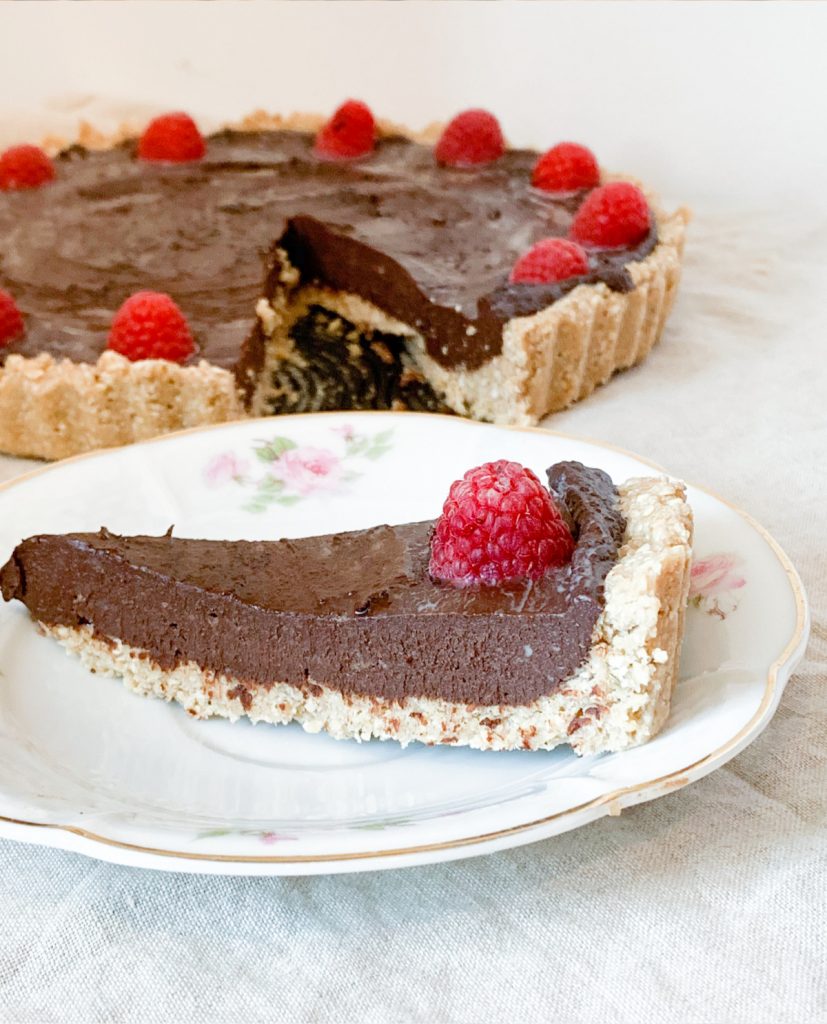Tarta czekoladowa z malinami – wegański przepis na ciasto