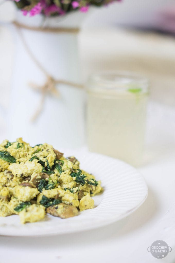 Śniadanie na słono – przepis na wegańską jajecznicę, czyli tofucznicę